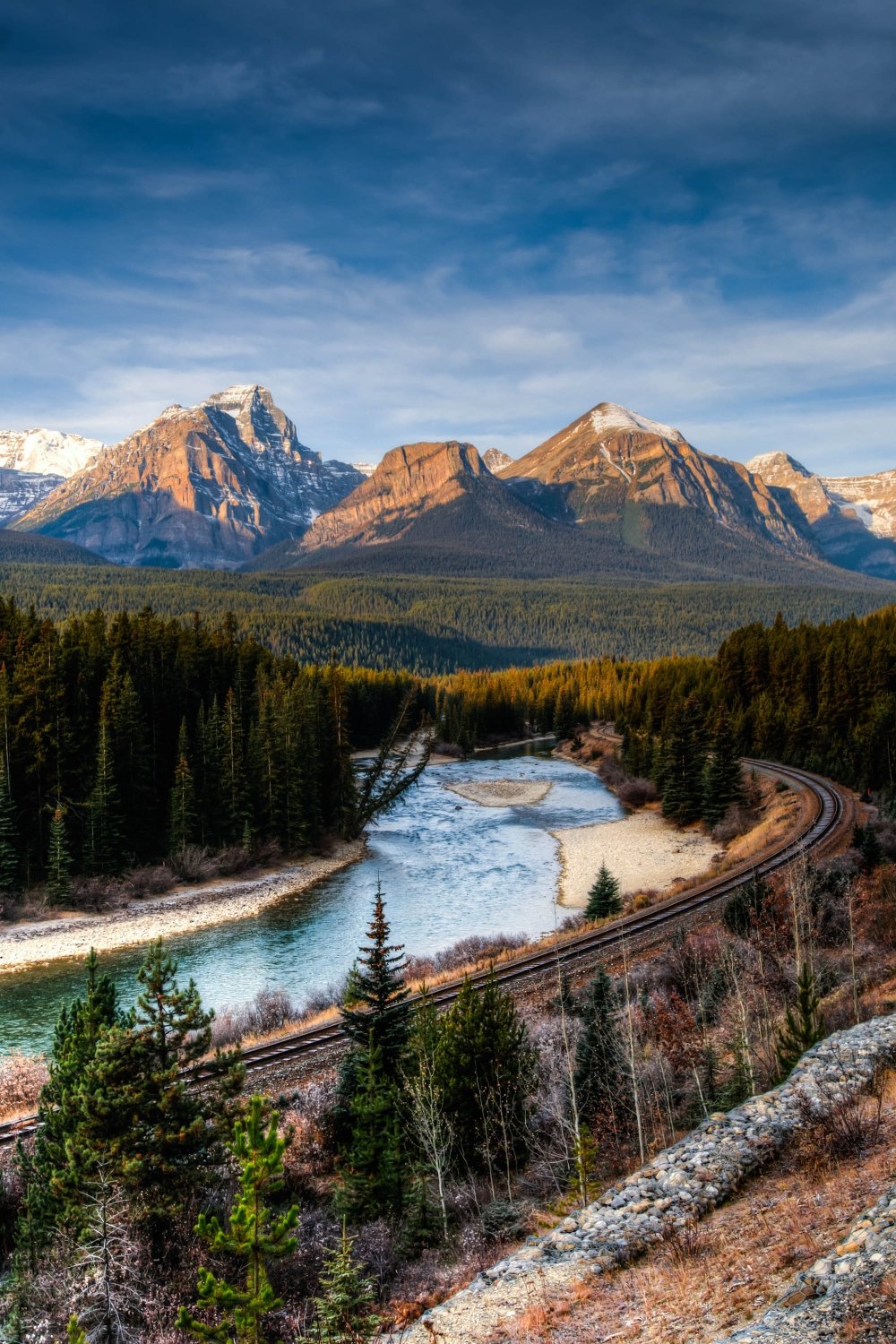 morants_curve_banff_national_park_canada_164838323_web.jpg