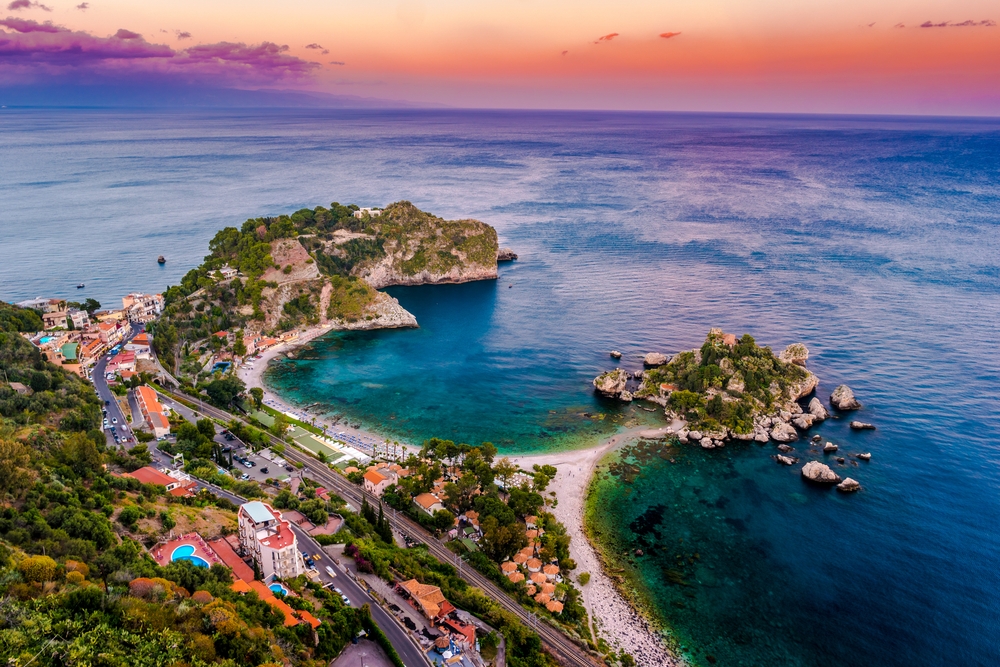 taormina_italy_sicily_with-island-isola-bella_web_514951126